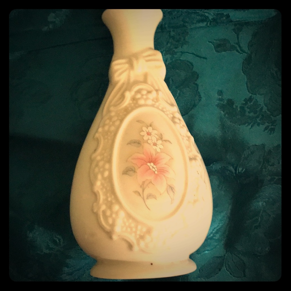 The Cameo Ribbon Vase 🎀